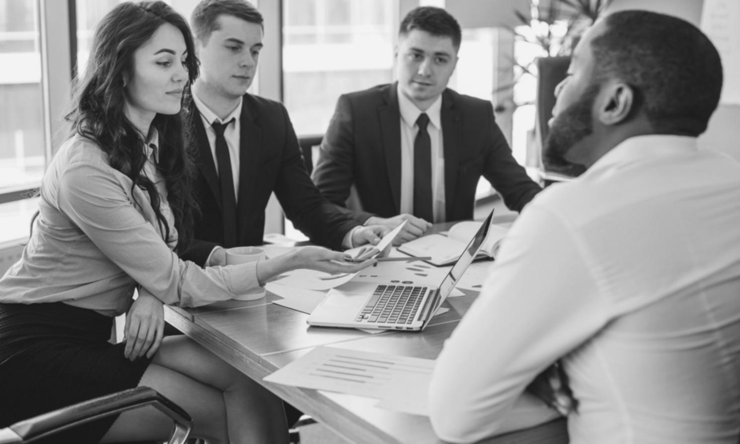 Espacio de trabajo minimalista con documentos financieros organizados